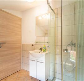 6 bedroom villa with pool near Sveti Lovrec and Poreč, sleeps 12
